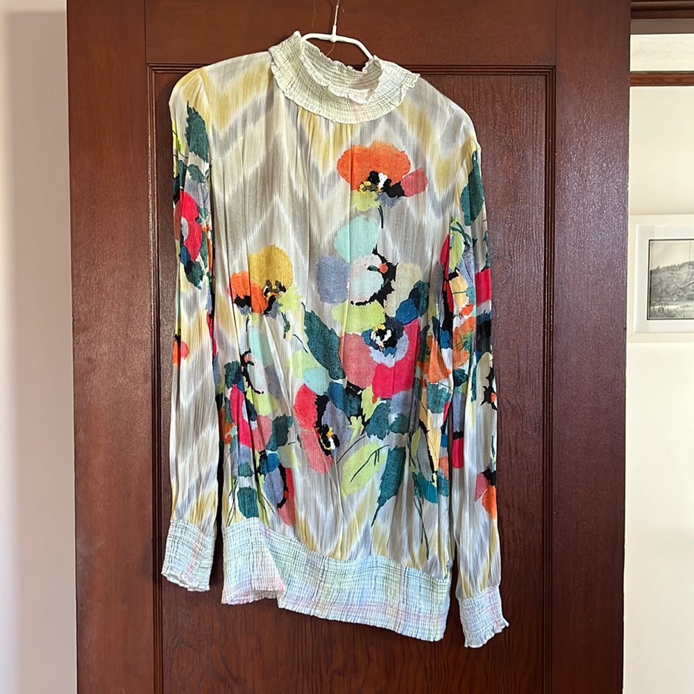 Super cute Anthropologie long sleeve blouse in size M